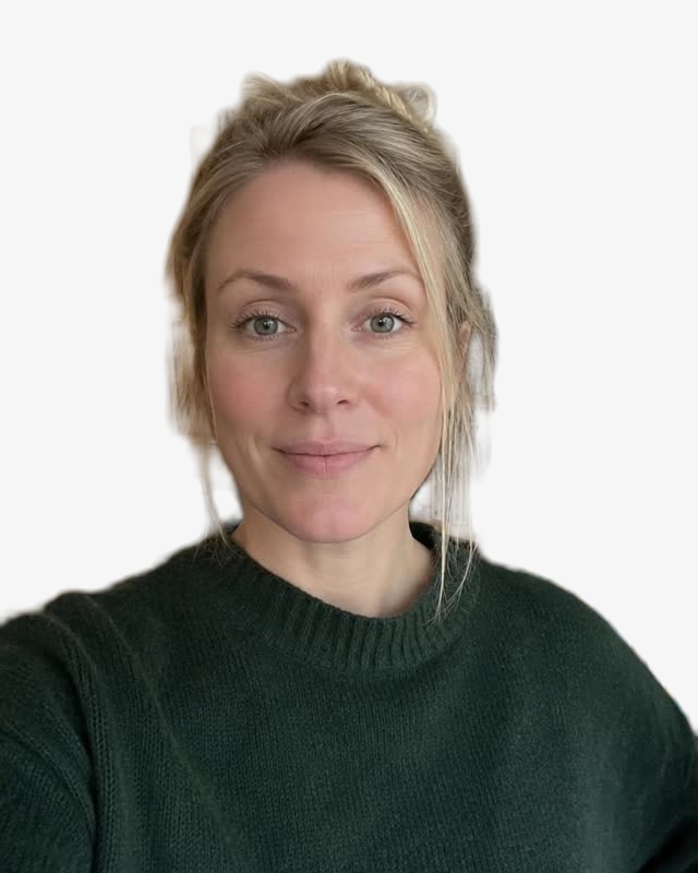 Exakt samma foto där bara bakgrunden har ersatts med en enfärgad ljus bakgrund